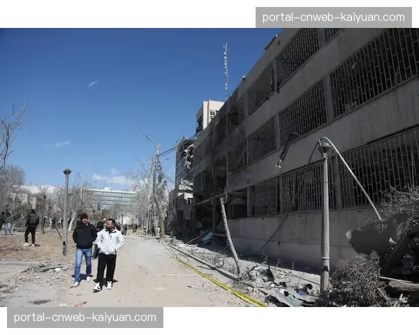 实时：伊朗德黑兰摔跤联赛国家德比，现场气氛火爆