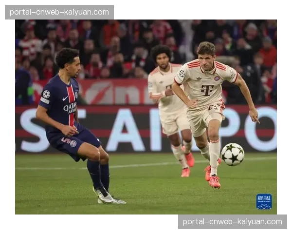 巴黎圣日耳曼主场球迷高唱助威歌曲，营造欧冠级别比赛氛围